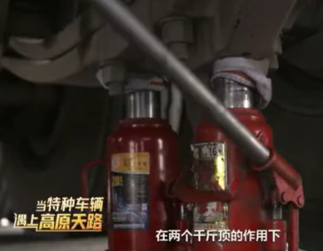 川藏線千溝萬(wàn)壑，自駕車主用液壓千斤頂更換損壞輪胎