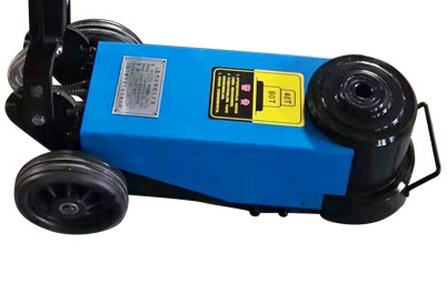 越野車被困排水溝，臥式千斤頂的作用并不明顯