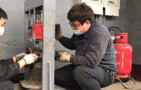 液壓千斤頂在裝配傳動軸十字軸中的應用和改進